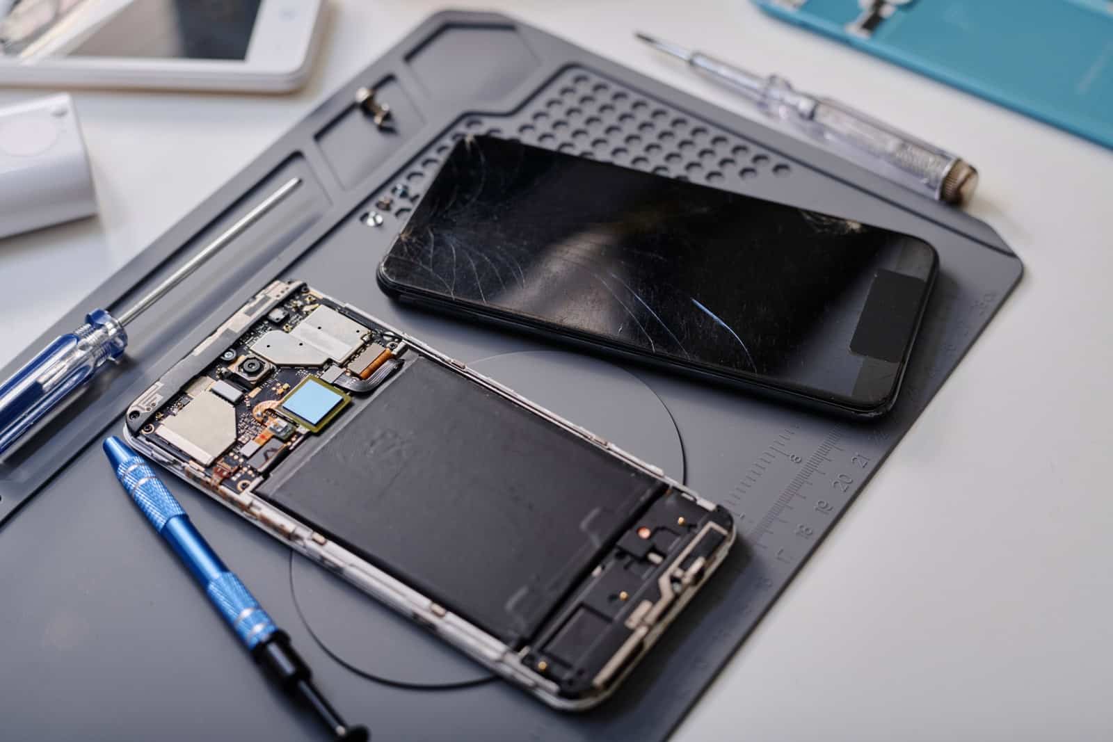 two-damaged-phones-displayed-on-table-in-electroni-2024-02-09-03-11-19-utc_1600x1067.jpg